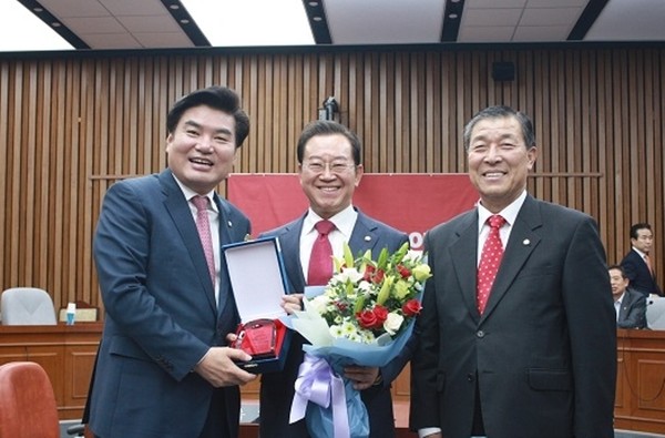 ▲ 지난 10월23일 이종배 의원(가운데)이 당 원내대표실에서 ‘우수 국감의원상’을 받은 후 원유철 원내대표(왼쪽) 등과 기념촬영을 했다.  ⓒ뉴데일리