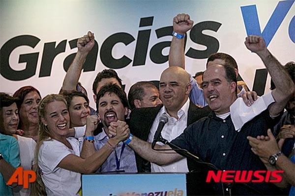 ▲ 지난 6일(현지시간) 총선 개표결과에 환호하는 베네수엘라 야당 지도자들의 모습. ⓒ뉴시스-AP. 무단전재 및 재배포 금지.