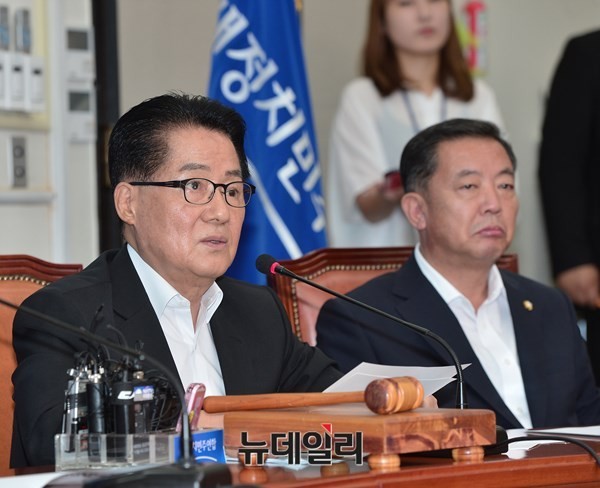 ▲ 새정치민주연합 박지원 전 원내대표가 새정치연합 문재인 대표를 향해 우회적으로 비판했다. 대통령을 위해서는 아군을 극대화 해야하는데 포용하지 못하고 있는 행태를 비판한 것이다. ⓒ뉴데일리 정상윤 기자