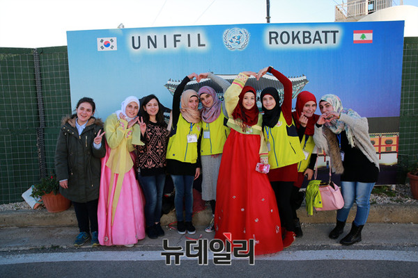 ▲ 지난 5일 현지시간 레바논 동명부대 주둔지에서 열린 임무교대식에 참석한 동명서포터즈 모습.ⓒ국방부 공동취재단