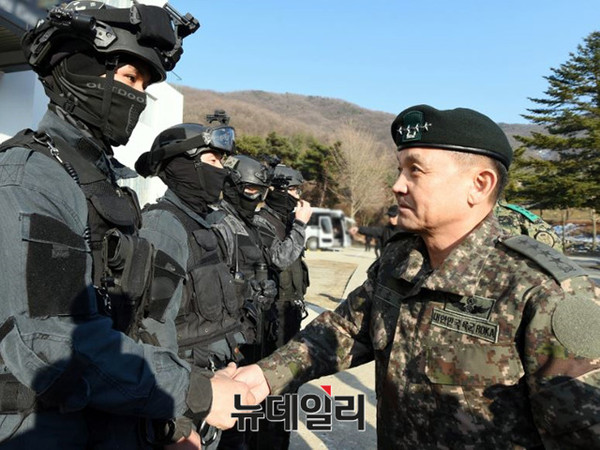 ▲ 이순진 합참의장이  특전교육단에서 특전사 대테러요원들을 격려하고 있다.