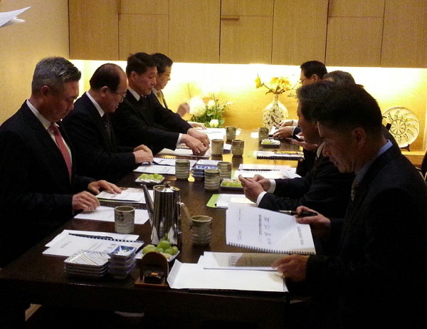 ▲ 단양군과 군의회, 관내 기업체가 지역현안에 대한 의견을 나누고 있다.사진제공=단양군