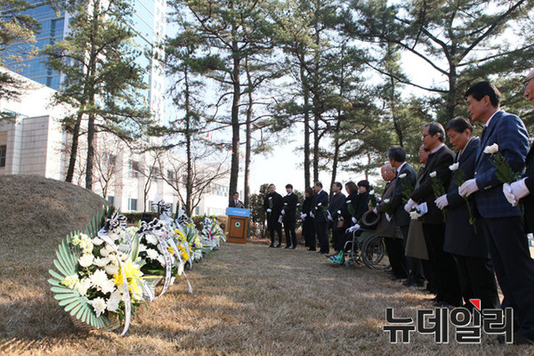 ▲ 추모식 참석자들이 故 이영식 목사 묘소에서 헌화와 묵념을 하고 있다.ⓒ대구대 제공