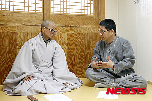 ▲ 조계사 관음전에서 한상균 위원장(오른쪽)과 면담하고 있는 도법스님. ⓒ 뉴시스