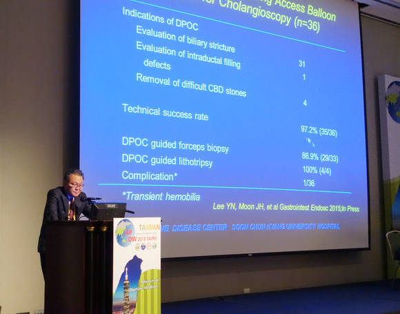 ▲ 문종호 교수가 지난 3일부터 6일까지 대만 타이페이에서 개최된 '아시아 태평양 소화기 주간'에서 '담관 질환의 진단 및 치료'에 대해 강의를 하고 있다.ⓒ순천향대부천병원