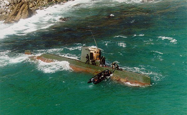 ▲ 1996년 9월 속초 앞바다에서 좌초된 채 발견된 북한군 상어급 잠수함. 북한이 청진조선소에서 신형 침투병력 수송용 잠수함을 7척이나 만들었다고 RFA가 보도했다. 이는 사진의 상어급보다 더 크다. ⓒ1996년 당시 언론공개사진-국방부