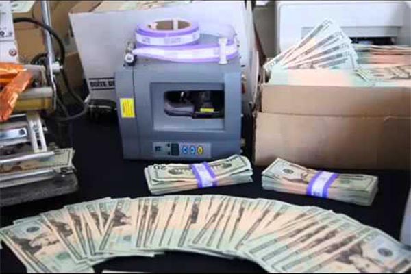 ▲ 미국에서 '100달러 위조지폐', 일명 '슈퍼노트'를 팔려다 적발된 사람의 뉴스 화면. 북한이 만든 100달러 위조지폐는 워낙 정교해 기계도 쉽게 판별해내지 못한다고 한다. ⓒ유튜브 관련영상 캡쳐.