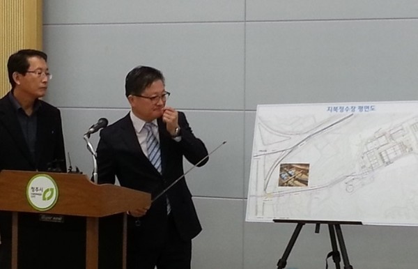 ▲ 9일 충북 청주시청 브리핑룸에서 이중훈 청주시상수도사업본부장(오른쪽)이 내년 3월 준공 예정인 통합정수장 운영 방법 등을 설명하고 있다. ⓒ뉴데일리