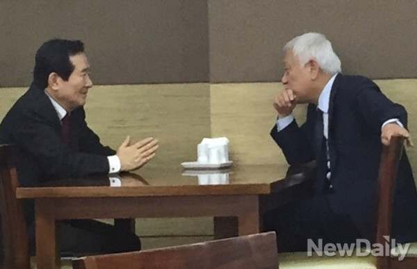 ▲ 새정치민주연합 김한길 전 대표가 9일 국회본청 3층 의원식당에서 정세균 전 대표와 회동하고 있다. 김한길 전 대표는 이르면 10일께 문재인 대표 사퇴를 포함한 당 수습 방안을 담은 메시지를 발표할 예정으로 알려졌다. ⓒ뉴데일리 DB