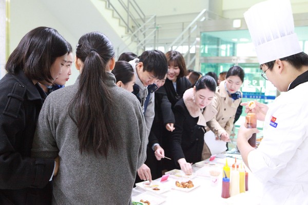 ▲ 청주 복대가경시장 퓨전 먹거리 시식회 장면. 뉴데일리