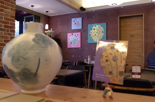 ▲ 작가 김초혜의 '달항아리' 연작 네 번째 전시회 'Blooming Moon 2015'가 내년 1월 3일까지 '카페모브'에서 열린다.  ⓒ 뉴데일리