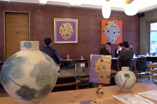 ▲ 작가 김초혜의 '달항아리' 연작 네 번째 전시회 'Blooming Moon 2015'가 내년 1월 3일까지 '카페모브'에서 열린다.  ⓒ 뉴데일리