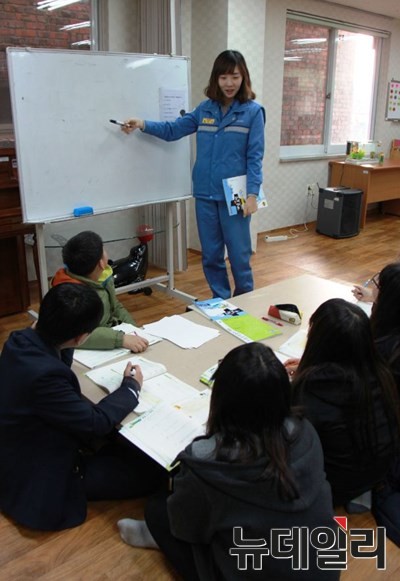 ▲ 포항제철소 엔지니어들이 바쁜 업무에도 불구하고 ‘사랑의 공부방’ 교사로 정성을 다해 봉사활동을 펼치고 있다. ⓒ포항제철소 제공
