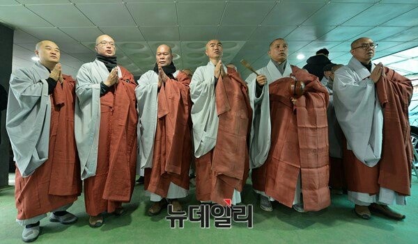 ▲ 경찰이 9일 서울 종로구 조계사 관음전에 은신하고 있는 산상균 민노총 위원장에 대해 영장집행을 강행하겠다는 방침을 밝혔다. 이에 조계사 스님 십여명은 관음전 입구 앞에서 불경을 암송하며, 경찰의 공권력 투입에 반대입장을 나타냈다. ⓒ 뉴데일리 정상윤 기자