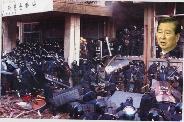 ▲ 1998년 12월 24일 경찰의 조계사 진입 장면. ⓒ 뉴데일리DB