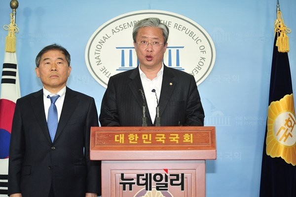 ▲ 새정치민주연합 유성엽 전북도당위원장(사진 오른쪽)과 황주홍 전남도당위원장(왼쪽)이 9일 국회에서 기자회견을 열고 문재인 대표의 사퇴를 촉구하고 있다. 유성엽·황주홍 위원장은 평소 문재인 대표에 의해 강행되는 김상곤 혁신위의 선출직공직자평가 제도의 문제점을 예리하게 지적해 왔었다. ⓒ뉴데일리 이종현 기자