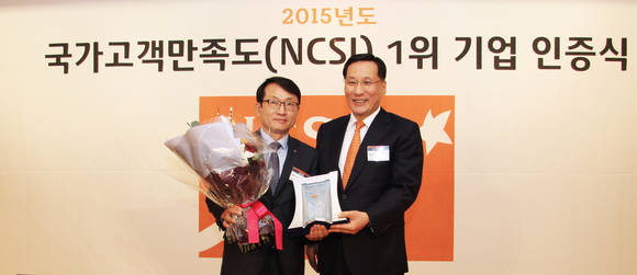 ▲ 8일 소공동 롯데호텔에서 열린 2015년 국가고객만족도(NCSI) 1위기업 인증식에서 CJ오쇼핑이 TV홈쇼핑 부문 14년 연속 1위를 수상했다. 인증식에 참석한 CJ오쇼핑 김일천 대표이사(사진 왼쪽)와 홍순직 한국생산성본부 회장(우)이 기념촬영을 하고 있다.ⓒCJ오쇼핑