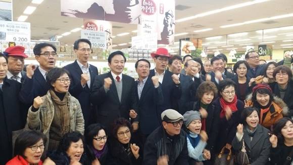 ▲ 원희룡 제주도지사(맨뒷줄 왼쪽 5번째)가 '안테나숍' 오픈행사 참석자들과 함께 화이팅을 외치고 있다. ⓒ제주도