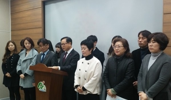 ▲ 9일 충북 16개 사회복지직능단체 회원들이 충북도청 브리링룸에서 어린이집 누리과정 예산편성을 촉구하는 기자회견을 하고 있다 ⓒ뉴데일리