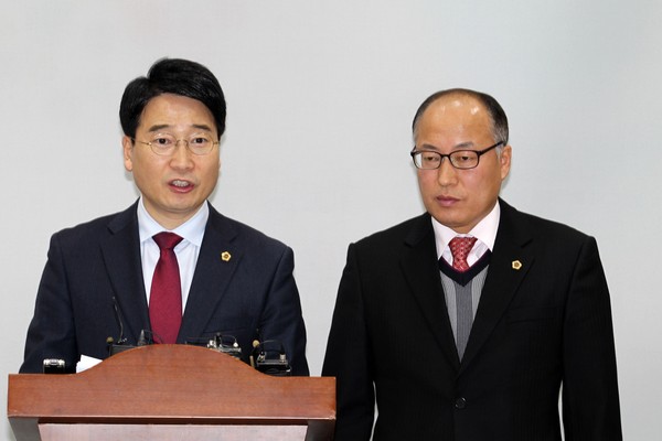 ▲ 윤홍창 충북도의회 교육위원장이 누리예산삭감과 관련해 기자회견을 하고 있다. ⓒ뉴데일리