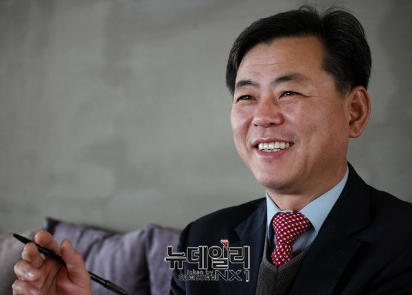 ▲ 새누리당 이의용 당협위원장을 남양주 별내에 위치한 한 카페에서 만났다. 그는 기초의원과 광역의원을 모두 지낸 지역 경험을 두루 갖춘 정치인이다. ⓒ뉴데일리 정상윤 기자