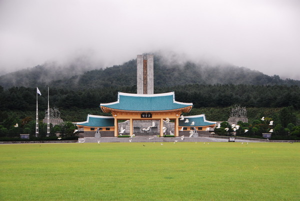 ▲ 역사 교과서 국정화 논란은 대한민국의 자유민주주의체제를 지켜내기 위해 목숨을 바친 순국선열과 호국영령께 심히 부끄러운 일이다. 