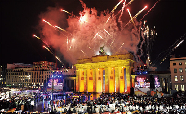 ▲ 지난 2009년 11월 독일 베를린 브란덴부르크 문 앞 광장에서 펼쳐진 베를린 장벽 붕괴 20주년 기념 불꽃놀이