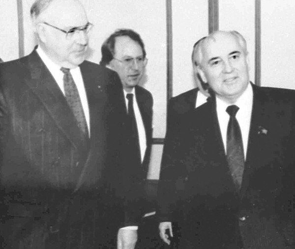 ▲ 지난 1990년 2월 14일 모스크바에서 고르바초프 소련 공산당 서기장(오른쪽) 과 헬무트 콜 총리가 정상회담에 앞서 환담하고 있다.