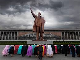 ▲ 북한 주민들의 김일성 동상 참배