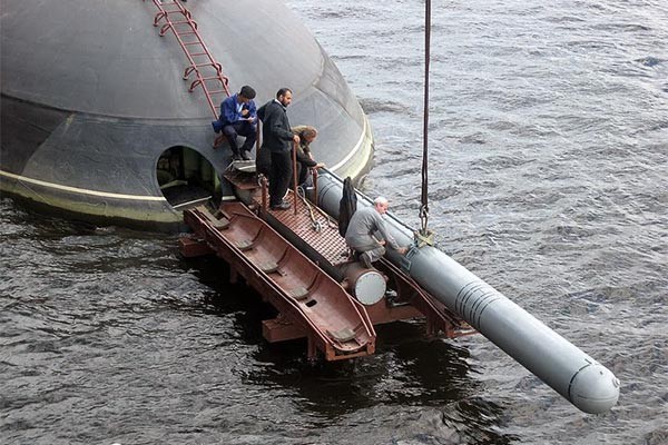 ▲ 킬로급 잠수함에 3M-54 칼리브르 미사일을 탑재하는 모습. 칼리브르 미사일은 그 용도에 따라 다양한 파생형을 갖고 있다. 수출형도 별도로 존재한다. ⓒ데일리 디펜스 뉴스 블로그 캡쳐