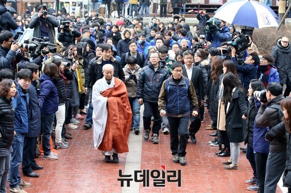 ▲ 한상균 민주노총 위원장이 10일 오전, 25일 동안 은신하던 서울 종로구 조계사에서 자진 퇴거를 결정하고, 대웅전 참배를 위해 이동하고 있다. ⓒ 뉴데일리 정상윤 기자