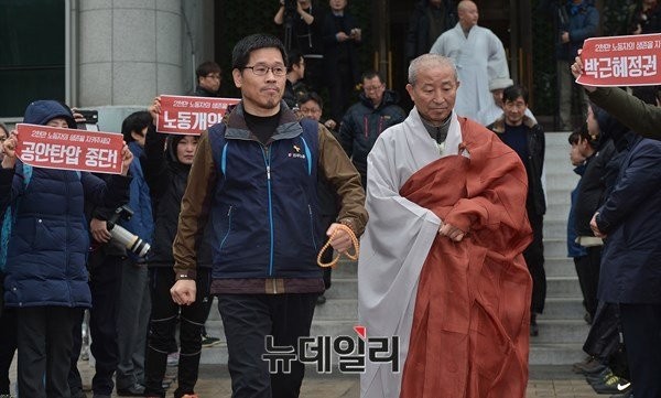 ▲ 10일 오전 한상균 민주노총 위원장과 조계종 화쟁위원장 도법스님이, 조계종을 나서고 있다. ⓒ 뉴데일리 정상윤 기자