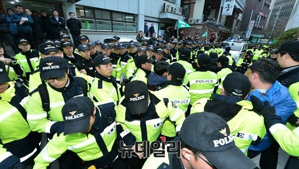 ▲ 9일 오후 조계종 소속 일부 직원과 신도 등 120여명은 한상균 위원장 검거를 위한 공권력 투입에 반대하며 경찰병력과 몸싸움을 벌였다. ⓒ 뉴데일리 정상윤 기자