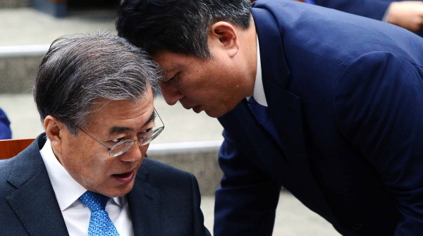 ▲ 새정치민주연합 최재성 총무본부장이 지난 9일 열린 당무위원회의에 앞서 문재인 대표에게 귓속말을 건네고 있다. ⓒ뉴시스 사진DB