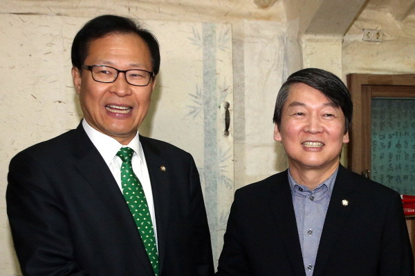 ▲ 새정치민주연합 문병호 의원이 지난 2·8 전당대회 최고위원 경선 도중 전남 화순에서 안철수 전 대표의 격려 방문을 받고 환하게 웃고 있다. ⓒ뉴시스 사진DB