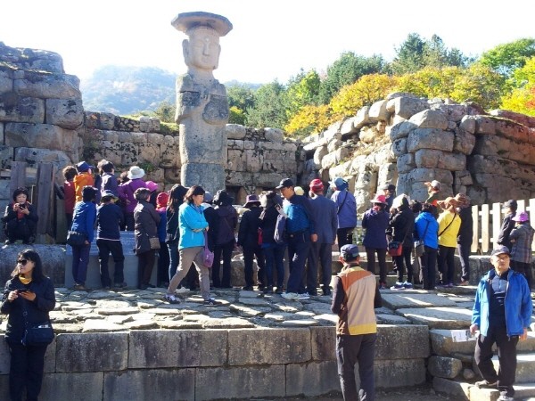 ▲ 충주 미륵대원지를 찾은 관광객들 모습.사진제공=충주시