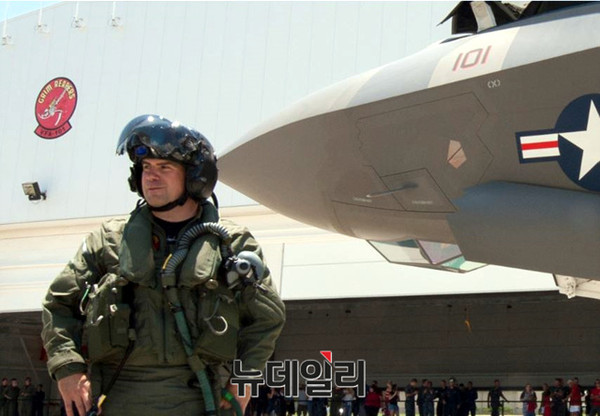 ▲ F-35조종사 모습.ⓒ록히드마틴