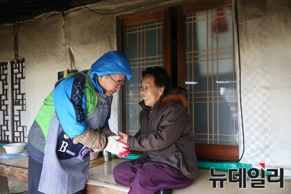 ▲ 한국원자력환경공단은 10일 천년미래포럼과 공동으로 ‘2015 사랑나눔 행사’를 가졌다.ⓒ원자력환경공단 제공