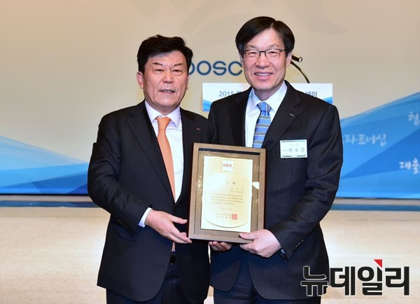 ▲ 이날 행사에서 포스코 권오준 회장(오른쪽)은 중소기업중앙회 박성택 회장으로부터 포스코 고유의 현장혁신활동을 140여개 중소기업에 도입시켜 생산성과 경쟁력을 높인 공로를 인정받아 감사패를 받았다. . ⓒ포스코 제공