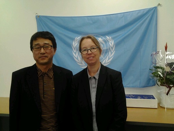 ▲ 지난 11월 6일 서울 종로구에 위치한 UN인권서울사무소를 방문하여 시나 폴슨 소장과 면담을 하였다. 나는 이 자리에서 내가 쿠웨이트 주재 북한건설회사 노동자로 겪었던 14시간 노예노동의 실태를 생생하게 증언하였다. 공교롭게도 이 날은 19년 전 평양에서 비행기를 타고 쿠웨이트로 떠난 날이다.     [사진 = 림일 기자]