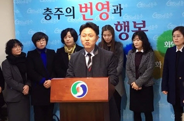 ▲ 충주시어린이집·사립유치원연합회 회원들이 기자회견을 하고 있다.뉴데일리