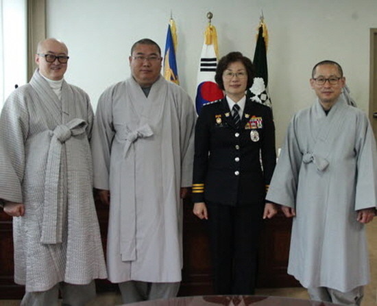 ▲ 혜공, 자운 스님, 구본숙 서장, 덕중 스님(왼쪽부터).사진제공=단양경찰서