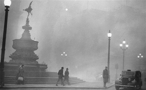 ▲ 1952년 12월 5일 런던 '그레이트 스모그' 사건 당시 피카딜리 극장 앞. ⓒ헐튼 게티 관련 홈페이지 캡쳐