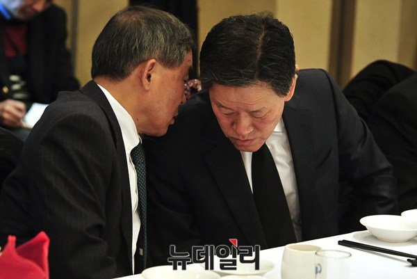 ▲ 지난달 26일 서울 여의도 모처에서 열린 새정치민주연합 광주·전남·전북 지역 의원단 오찬 회동에서, 회동을 주재한 주승용 최고위원과 황주홍 전남도당위원장이 귓속말을 나누고 있다. ⓒ뉴데일리 이종현 기자