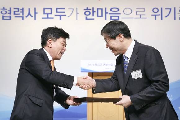 ▲ 박성택 중기중앙회장(左)이 '2015 포스코 동반성장 파트너스데이'에서 권오준 포스코 회장에게 감사패를 전달하고 있다. ⓒ중기중앙회