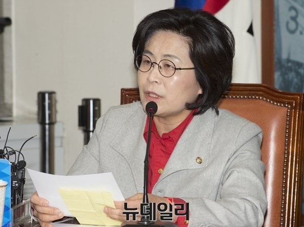 ▲ 새정치민주연합 유승희 최고위원이 11일 최고위원회의에서 문재인 대표의 사퇴와 통합전당대회 소집을 촉구하면서, 이러한 요구가 받아들여지지 않을 경우 최고위원직을 사퇴할 것임을 강력히 시사하고 있다. ⓒ뉴데일리 이종현 기자