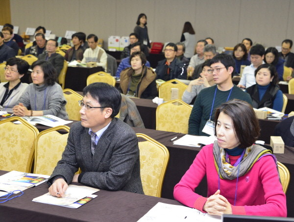 ▲ 제천한방바이오클러스터 기업회원들이 워크숍을 갖고 있다.사진제공=제천시