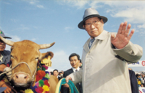 ▲ 지난 1998년 소를 몰고 방북하는 故 정주영 회장