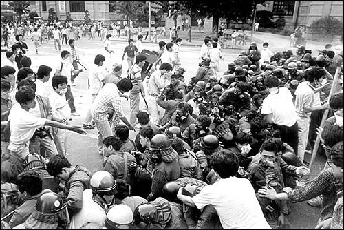 ▲ 1980년대 대학생들의 이른바 민주화 시위