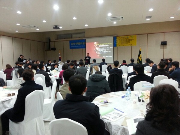 ▲ 11일 메인비즈 충북연합회가 주최한 산학협력 글로벌 마케팅 성공 경영 전략 세미나에 참석한 이승훈 청주시장이 인사말을 하고 있다. ⓒ뉴데일리